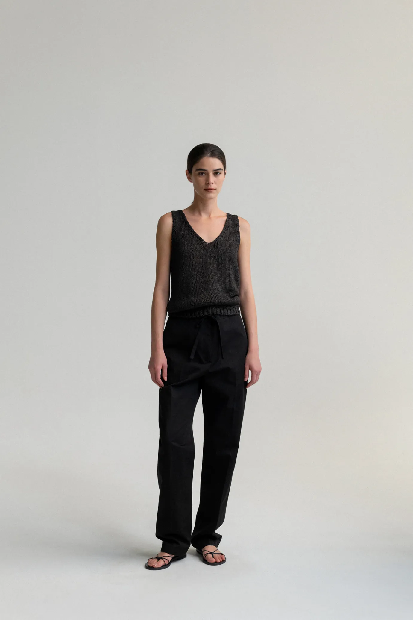 Nothing written Knitwear-Bamboo v-neck sleeveless knit (Charcoal)