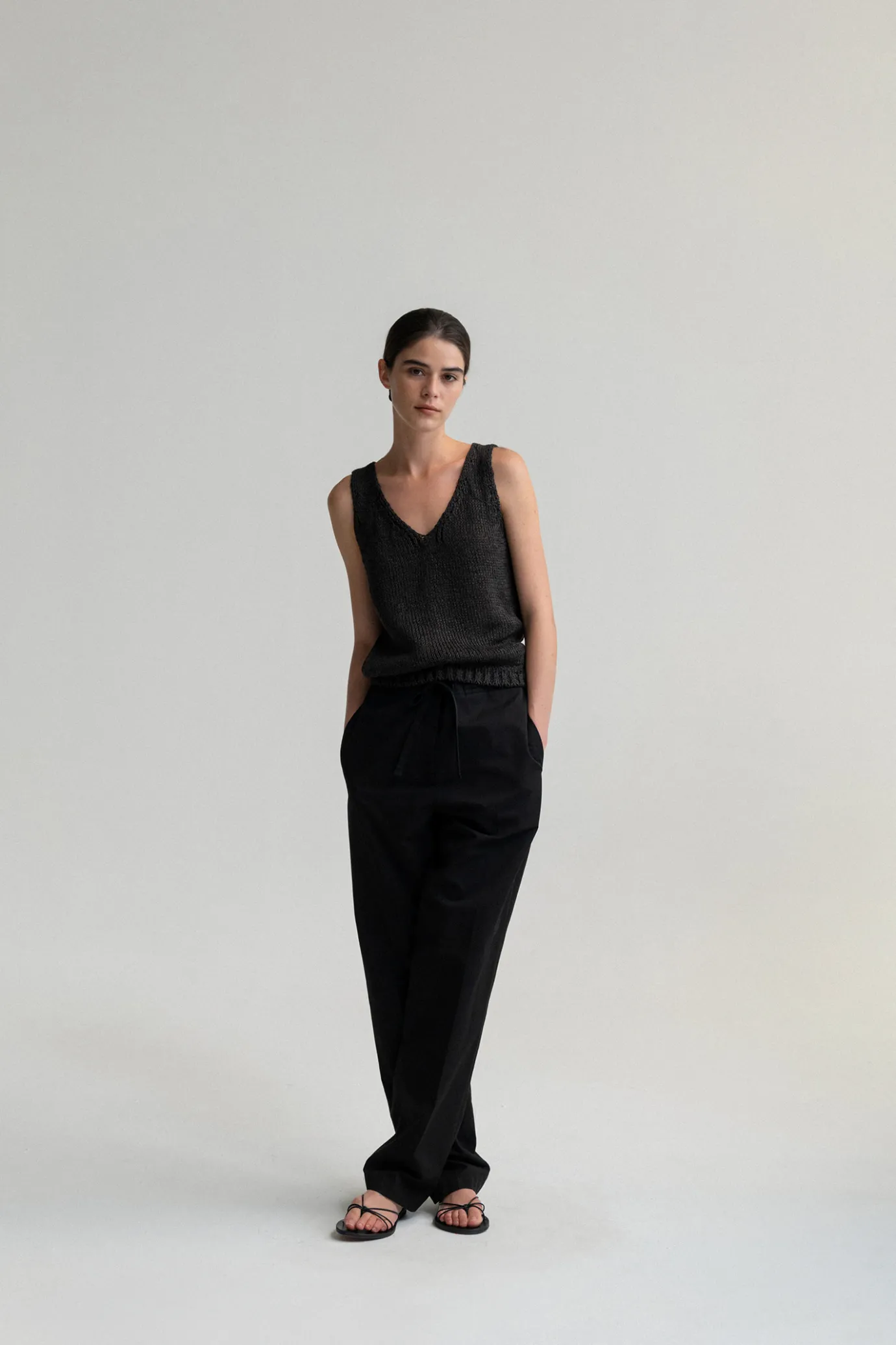 bamboo_vneck_sleeveless_k_2.webp Nothing written Knitwear-Bamboo v-neck sleeveless knit (Charcoal)