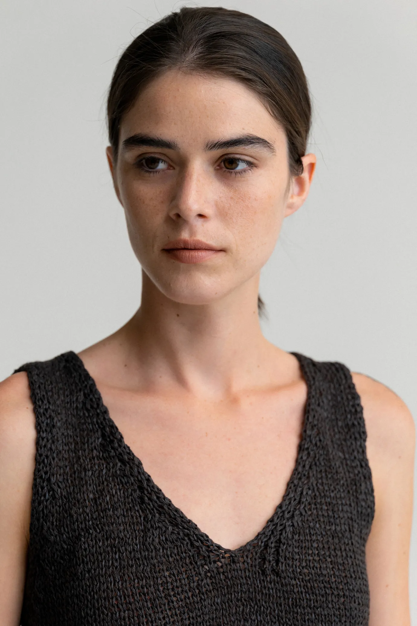 bamboo_vneck_sleeveless_k_3.webp Nothing written Knitwear-Bamboo v-neck sleeveless knit (Charcoal)