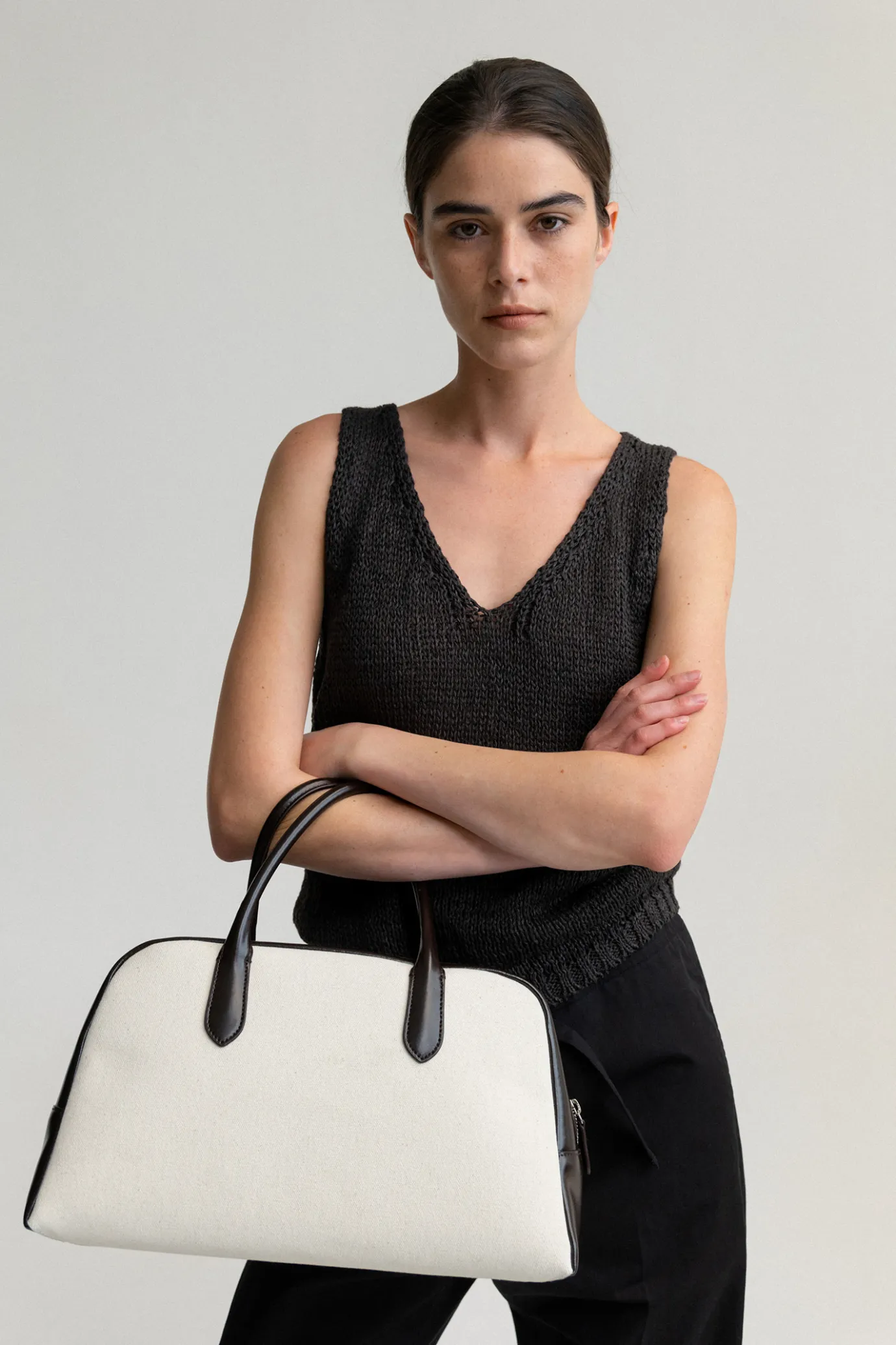 bamboo_vneck_sleeveless_k_4.webp Nothing written Knitwear-Bamboo v-neck sleeveless knit (Charcoal)