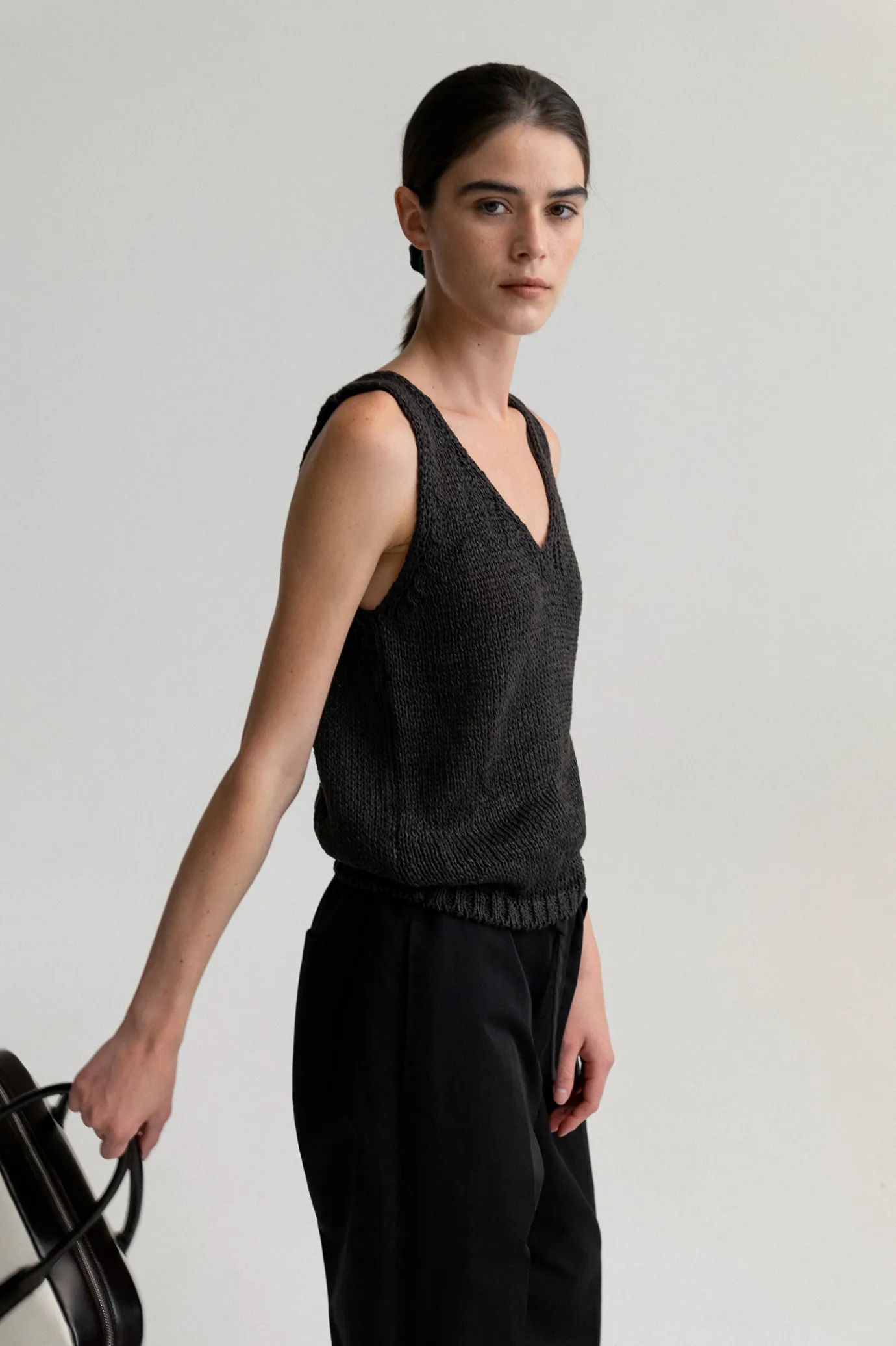 bamboo_vneck_sleeveless_k_5.webp Nothing written Knitwear-Bamboo v-neck sleeveless knit (Charcoal)