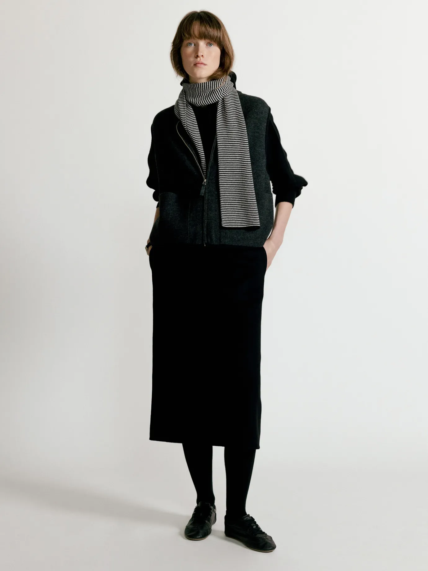 dicky_zipup_vest_charcoal_4.webp Nothing written Knitwear-Dicky zip-up vest (Charcoal)