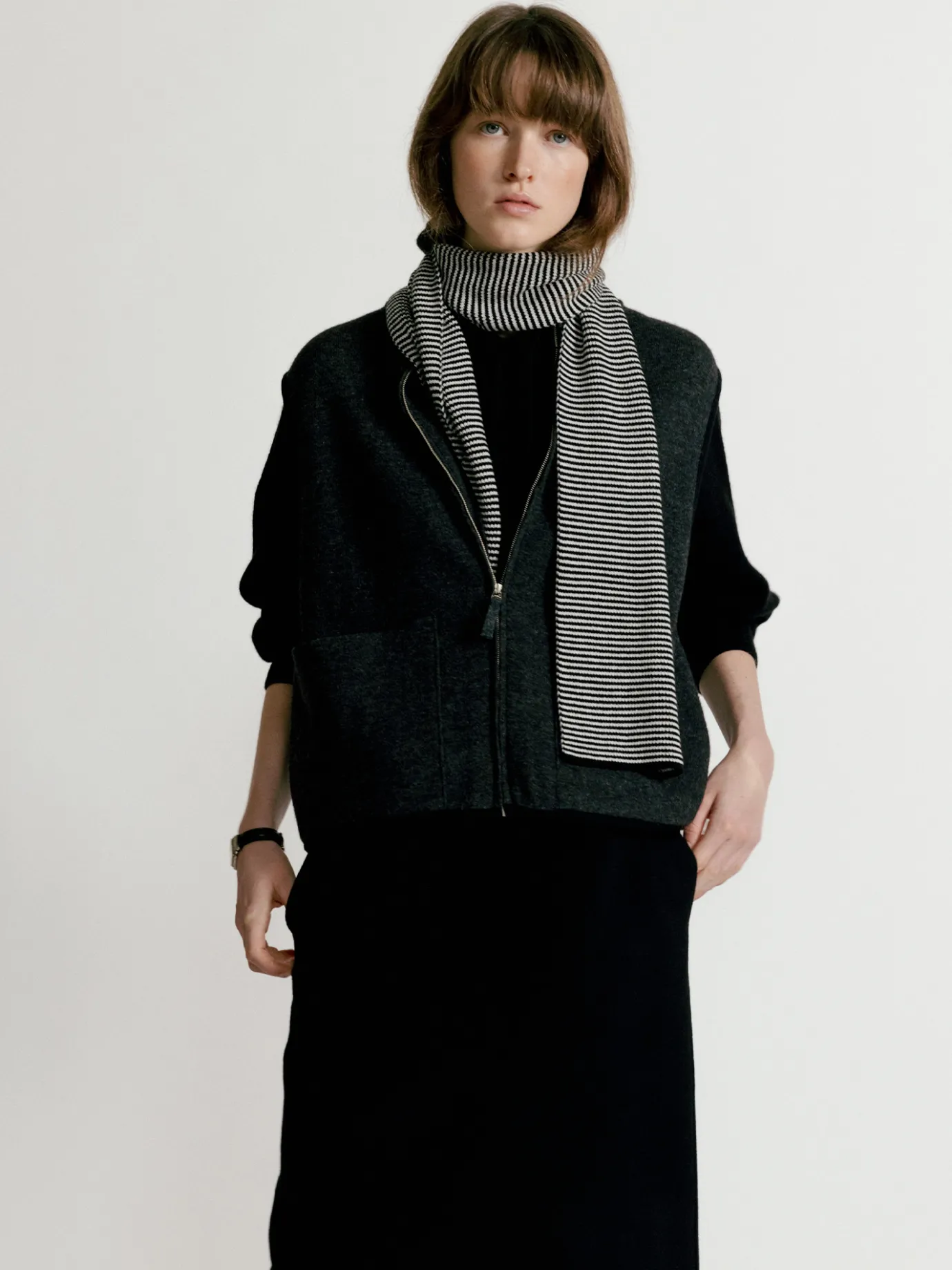 dicky_zipup_vest_charcoal_5.webp Nothing written Knitwear-Dicky zip-up vest (Charcoal)