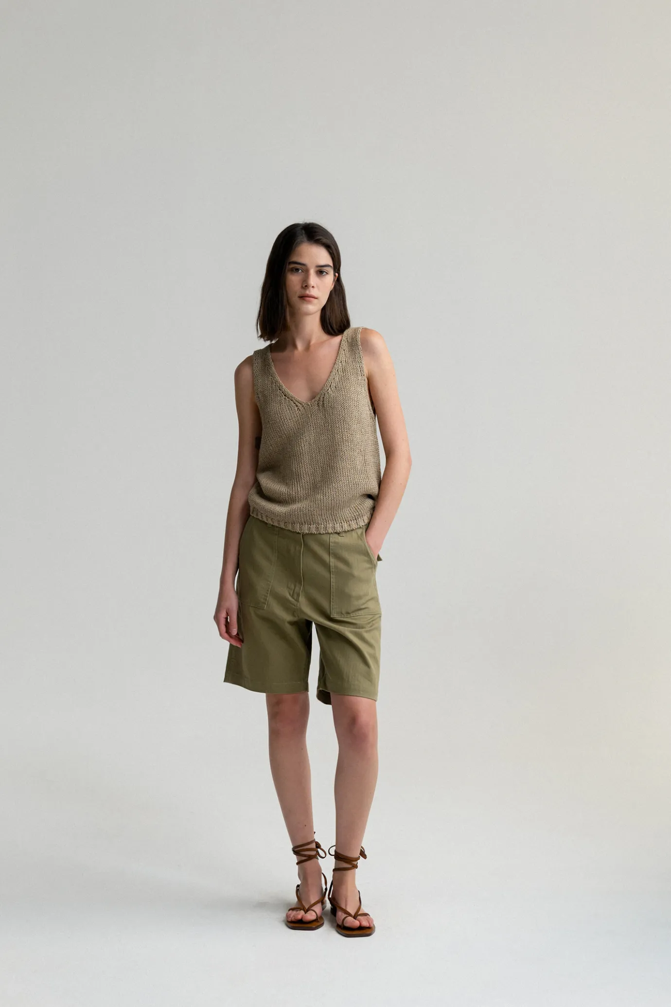 Nothing written Knitwear-2ND / Bamboo v-neck sleeveless knit (Beige khaki)