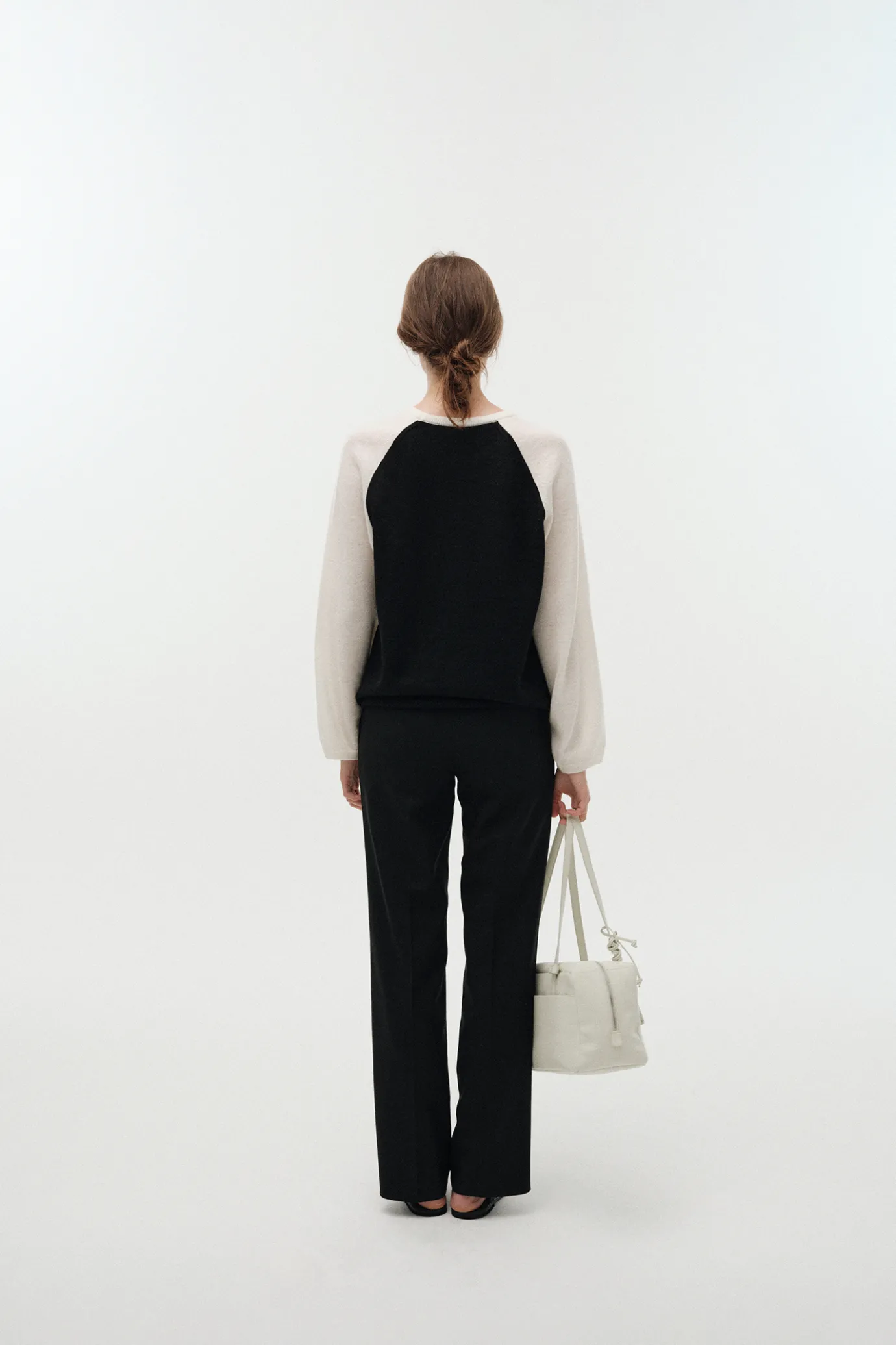palie_raglan_pullover_bla_2.webp Nothing written Knitwear-Palie raglan pullover (Black / Ivory)