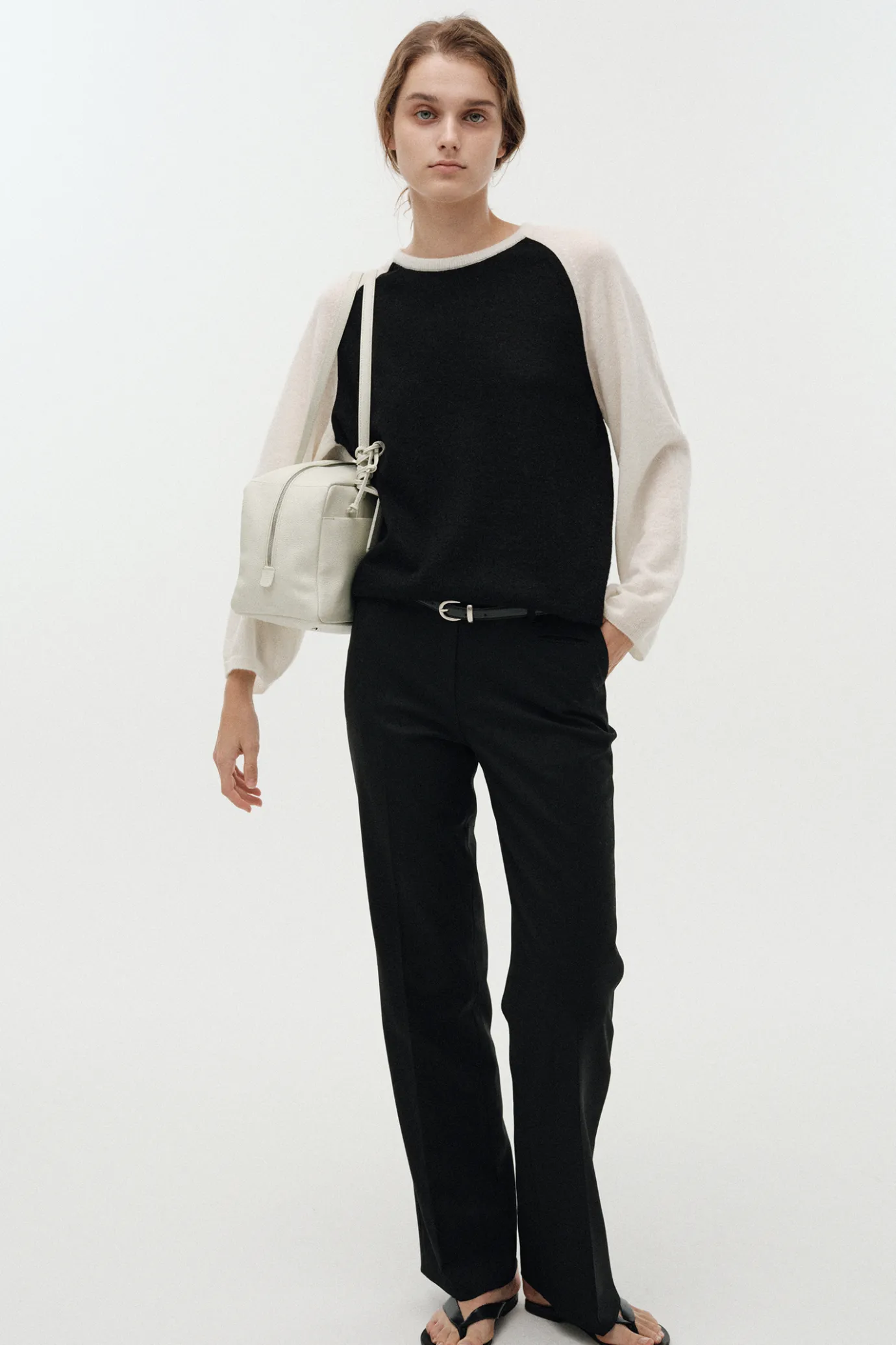palie_raglan_pullover_bla_7.webp Nothing written Knitwear-Palie raglan pullover (Black / Ivory)