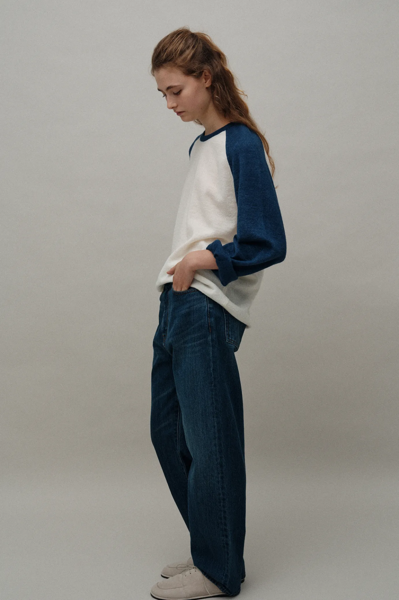palie_raglan_pullover_ivo_4.webp Nothing written Knitwear-Palie raglan pullover (Ivory / Blue)