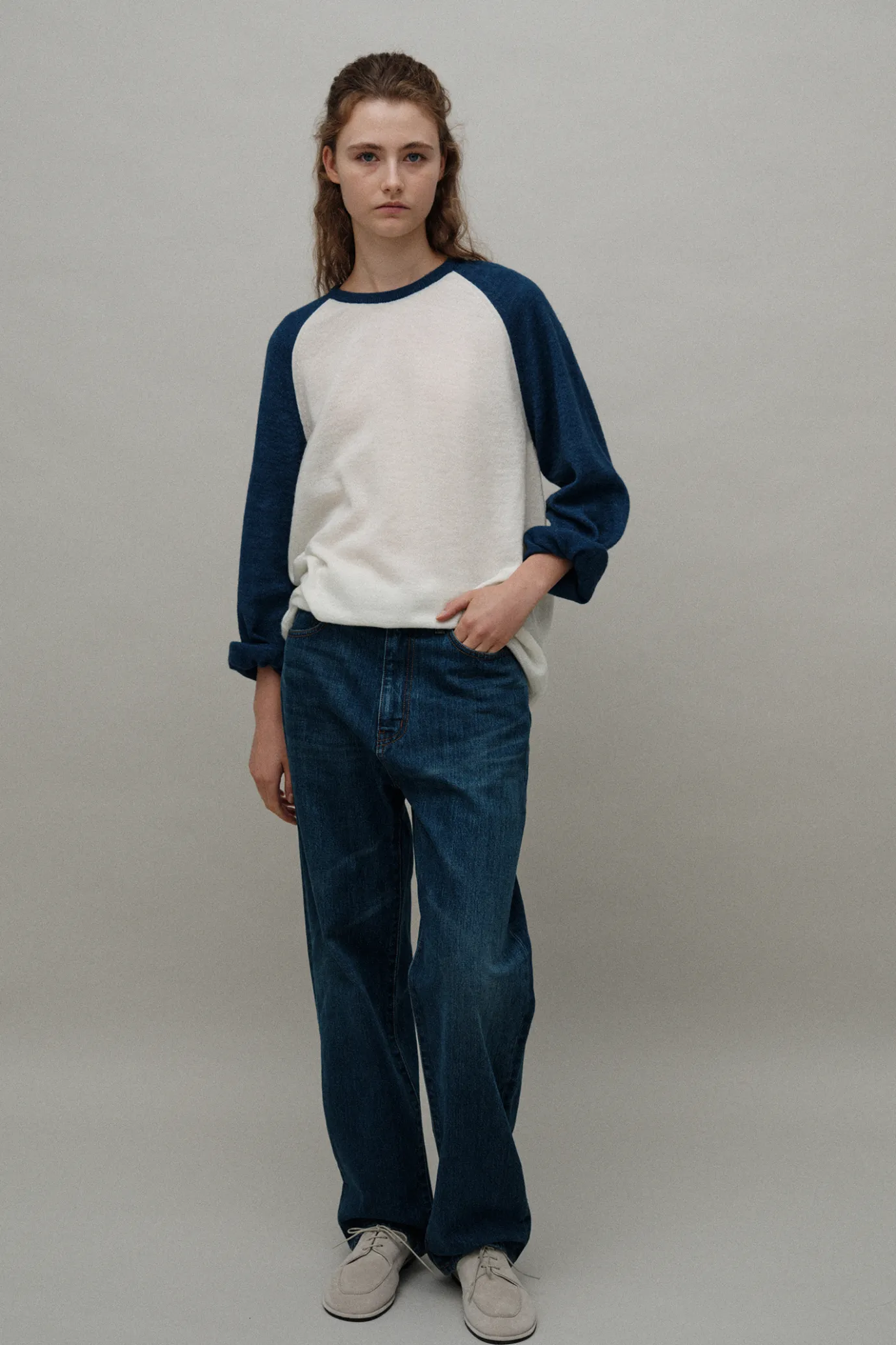 palie_raglan_pullover_ivo_5.webp Nothing written Knitwear-Palie raglan pullover (Ivory / Blue)